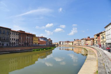 Pisa, İtalya. 16 Eylül 2023. İtalya 'nın Psa şehrinden geçen Arno nehri. Yüksek kalite fotoğraf