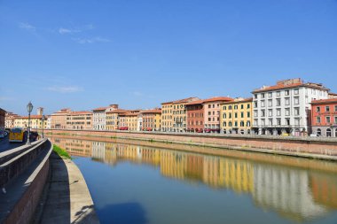 Pisa, İtalya. 16 Eylül 2023. İtalya 'nın Psa şehrinden geçen Arno nehri. Yüksek kalite fotoğraf