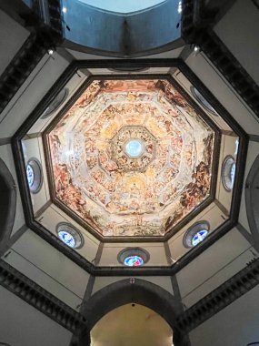 Floransa, İtalya. 16 Eylül 2023. Santa Maria del Fiore katedralinin tavanı. Yüksek kalite fotoğraf