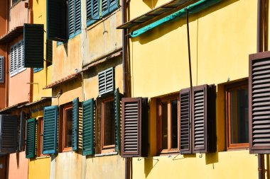 Floransa, İtalya. 16 Eylül 2023. Floransa 'nın merkezindeki ünlü tarihi köprü Ponte Vecchio. Yüksek kalite fotoğraf