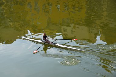 Floransa, İtalya. 17 Eylül 2023. İtalya, Floransa 'da Arno nehrinde kürekçiler. Yüksek kalite fotoğraf