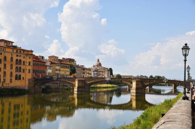 Floransa, İtalya. 16 Eylül 2023. Floransa 'nın merkezindeki ünlü tarihi köprü Ponte Vecchio. Yüksek kalite fotoğraf