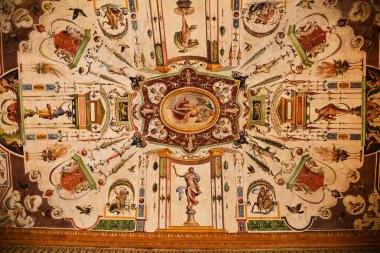 Floransa, İtalya. 17 Eylül 2023. Floransa 'daki Uffizi galerisinin boyanmış tavan ve koridorları. Yüksek kalite fotoğraf