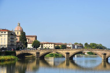 Floransa, İtalya. 16 Eylül 2023. Köprüleri ve köprüleri olan Arno nehri. Yüksek kalite fotoğraf