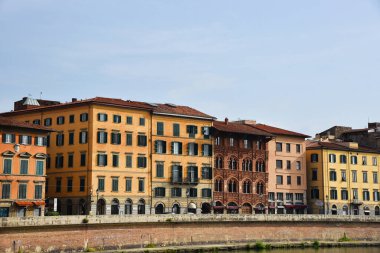 Floransa, İtalya. 16 Eylül 2023. Köprüleri ve köprüleri olan Arno nehri. Yüksek kalite fotoğraf