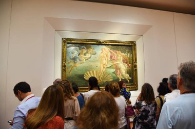 Floransa, İtalya. 17 Eylül 2023. Venüs 'ün doğuşundan önceki ziyaretçiler Floransa' daki Uffizi Müzesi 'nde. Yüksek kalite fotoğraf
