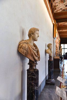 Floransa, İtalya. 17 Eylül 2023. Floransa 'daki ünlü Uffizi müzesinin heykelleri ve resimleri. Yüksek kalite fotoğraf