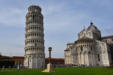 Pisa, İtalya. 16 Eylül 2023. Bazilikası ve eğik kulesi olan Piazza dei Mirasoli. Yüksek kalite fotoğraf