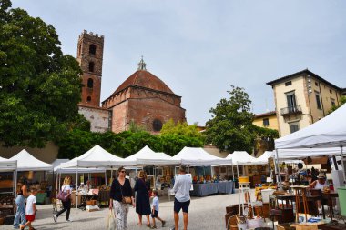 Lucca, İtalya. 18 Eylül 2023, Lucca 'daki pazar bit pazarı. Yüksek kalite fotoğraf