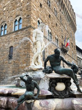 Floransa, İtalya. 18 Eylül 2023. Floransa 'daki Piazza della Signoria, ünlü heykelleriyle. Floransa 'nın simgelerinden. Yüksek kalite fotoğraf