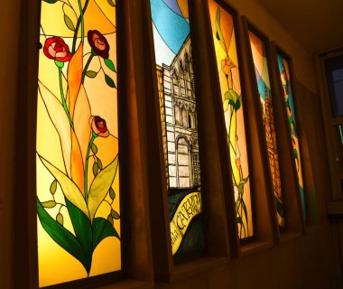 Pisa, İtalya. 18 Eylül 2023. Pisa 'nın resimleriyle lekelenmiş cam pencereler. Yüksek kalite fotoğraf