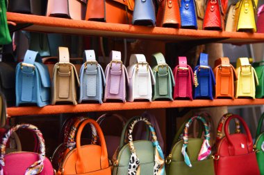 Floransa, İtalya. Eylül 2023. Floransa 'da renkli el çantaları olan hediyelik eşya tezgahları. Yüksek kalite fotoğraf