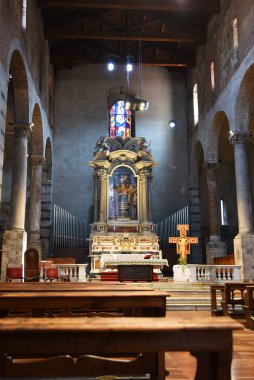 Pisa, İtalya. 18 Eylül 2023. Pisa 'da bir kilisenin içi. Yüksek kalite fotoğraf