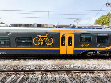 Pisa, İtalya. 18 Eylül 2023. İtalya 'da elektrikli bisiklet için şarj noktalarıyla donatılmış bir tren. Yüksek kalite fotoğraf