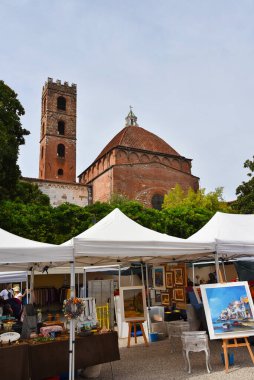 Lucca, İtalya. 18 Eylül 2023, Lucca 'daki pazar bit pazarı. Yüksek kalite fotoğraf