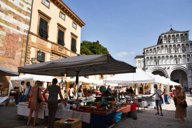 Lucca, İtalya. 18 Eylül 2023, Lucca 'daki pazar bit pazarı. Yüksek kalite fotoğraf