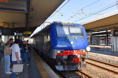 Pisa, İtalya. 18 Eylül 2023. İtalya 'da elektrikli bisiklet için şarj noktalarıyla donatılmış bir tren. Yüksek kalite fotoğraf