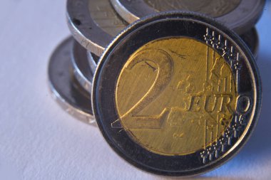 Hollanda, Kasım 2023. İki euro, beyaza izole edilmiş. Yüksek kalite fotoğraf