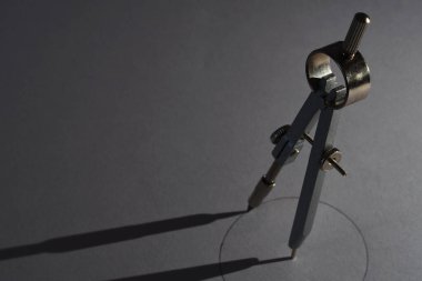 Den Helder, Hollanda. Kasım 2023. Geometrik kalıp ve beyaz arka planda pusula. Yüksek kalite fotoğraf