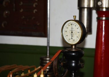 Medemblik, Hollanda. 28 Şubat 2024. Eski bir buhar makinesinin elementleri ve göstergeleri. Yüksek kalite fotoğraf