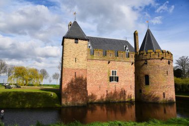 Medemblik, Hollanda. 29 Mart 2024. Medemblik 'teki ortaçağ Radboud şatosu. Yüksek kalite fotoğraf
