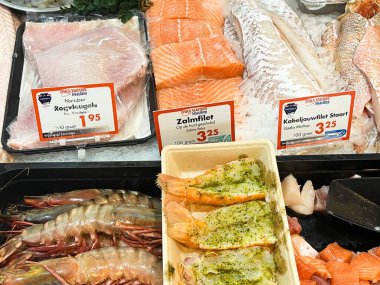IJmuiden, Hollanda. Mai 25, 2024. IJmuiden 'daki balık pazarında taze deniz ürünleri. Yüksek kalite fotoğraf