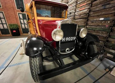 Lisse, Hollanda. 6 Mayıs 2024. Lisse yakınlarındaki bir tül çiftliğinde sergilenen eski bir kamyon. Yüksek kalite fotoğraf