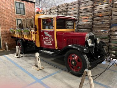 Lisse, Hollanda. 6 Mayıs 2024. Lisse yakınlarındaki bir tül çiftliğinde sergilenen eski bir kamyon. Yüksek kalite fotoğraf