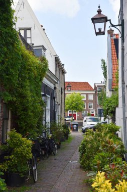 Haarlem, Hollanda. 1 Haziran 2024. Haarlem 'in eski dar sokakları. Yüksek kalite fotoğraf