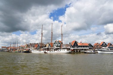 Volendam, Hollanda. 8 Haziran 2024. Volendam limanı. Yüksek kalite fotoğraf