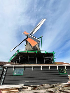 Zaanse Schans, Hollanda. 20 Haziran 2024. Zaanse Schans 'ın farklı bir perspektifinden rüzgar gülü. Yüksek kalite fotoğraf