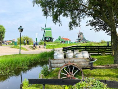 Zaanse Schans, Hollanda. 16 Temmuz 2024. Zaanse Schans 'da yel değirmeni ve peynirli geleneksel hHolland. Yüksek kalite fotoğraf