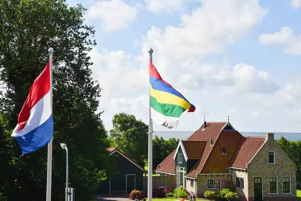 terschelling, Hollanda. 9 Temmuz 2024. Kumullar, deniz feneri ve Terschelling köyü. Yüksek kalite fotoğraf