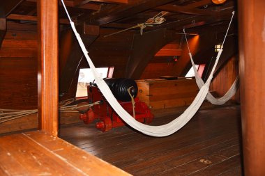 Amsterdam, Hollanda 'da. 1 Temmuz 2024. Eski bir Voc gemisinin kargo bölümü. Yüksek kalite fotoğraf