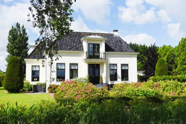 Oterleek, Hollanda. 1 Temmuz 2024. Nort Holland 'daki çiftlik evleri restore edildi. Yüksek kalite fotoğraf