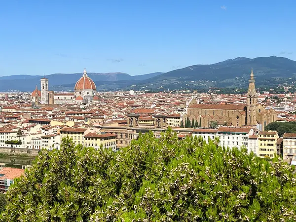 Floransa, İtalya. 16 Eylül 2024. İtalya, Toskana 'daki Piazza Michelangelo' dan Santa Maria del Fiore ile Floransa 'nın panoramik manzarası. Yüksek kalite fotoğraf