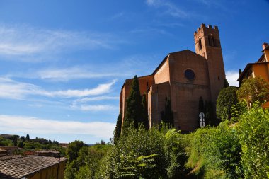 Siena, İtalya. 16 Eylül 2024. Orta Çağ 'ın eski merkezi Siena, Toskana' nın sokak manzarası. Yüksek kalite fotoğraf