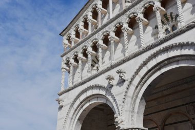 Lucca, İtalya. 15 Eylül 2024. Duomo San Martino, Toskana 'daki Lucca köyünün eski merkezinde. Yüksek kalite fotoğraf