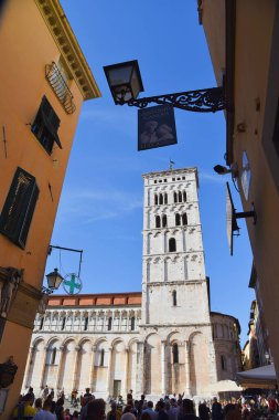 Lucca, İtalya. 15 Eylül 2024. Duomo San Martino, Toskana 'daki Lucca köyünün eski merkezinde. Yüksek kalite fotoğraf