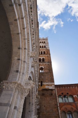 Lucca, İtalya. 15 Eylül 2024. Duomo San Martino, Toskana 'daki Lucca köyünün eski merkezinde. Yüksek kalite fotoğraf