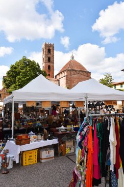 Lucca, İtalya. 16 Eylül 2024 Lucca katedralinden önce pazar yerindeki bit pazarı. Yüksek kalite fotoğraf