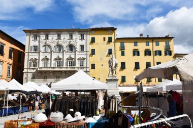 Lucca, İtalya. 16 Eylül 2024 Lucca katedralinden önce pazar yerindeki bit pazarı. Yüksek kalite fotoğraf