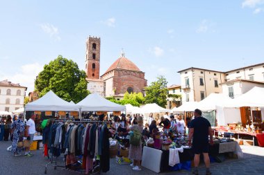 Lucca, İtalya. 16 Eylül 2024 Lucca katedralinden önce pazar yerindeki bit pazarı. Yüksek kalite fotoğraf