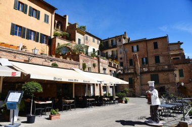 Lucca, İtalya. 16 Eylül 2024 Lucca katedralinden önce pazar yerindeki bit pazarı. Yüksek kalite fotoğraf