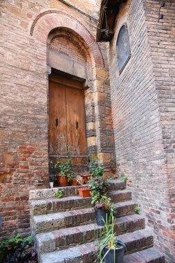 Siena, İtalya. 17 Eylül 2024. İtalya, Toskana 'nın eski köylerindeki eski kapılar. Yüksek kalite fotoğraf