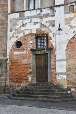 Siena, İtalya. 17 Eylül 2024. İtalya, Toskana 'nın eski köylerindeki eski kapılar. Yüksek kalite fotoğraf