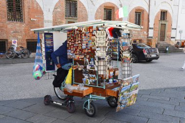 Lucca, İtalya. 15 Eylül 2024. Lucca ve Tuscany 'den hatıralarla dolu bir tezgah. Yüksek kalite fotoğraf