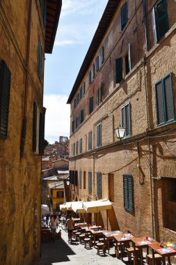 Siena, İtalya. 17 Eylül 2024. Toskana 'daki eski köylerin dar sokakları. Yüksek kalite fotoğraf