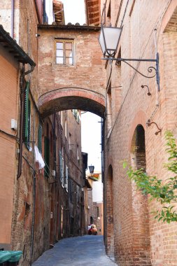 Siena, İtalya. 17 Eylül 2024. Toskana 'daki eski köylerin dar sokakları. Yüksek kalite fotoğraf