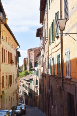 Siena, İtalya. 17 Eylül 2024. Toskana 'daki eski köylerin dar sokakları. Yüksek kalite fotoğraf